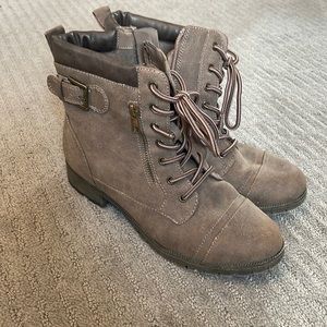 Combat boots. Beige